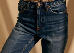Les coupes de jeans qui affinent la silhouette après 40 ans